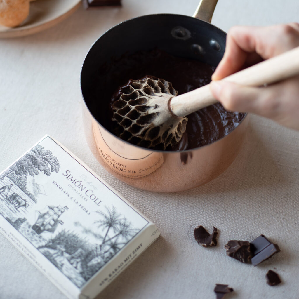 Molinillo de cacao de aspecto natural , proviene de la flor del magnolio. Extraordinariamente decorativo, que puedes colocar en un jarrón, en una cesta o reposando en el centro de tu mesa. Cuando estés en la cocina, tu molinillo Molaris es la herramienta secreta para batir el chocolate y darle una textura esponjosa, delicada y perfecta.