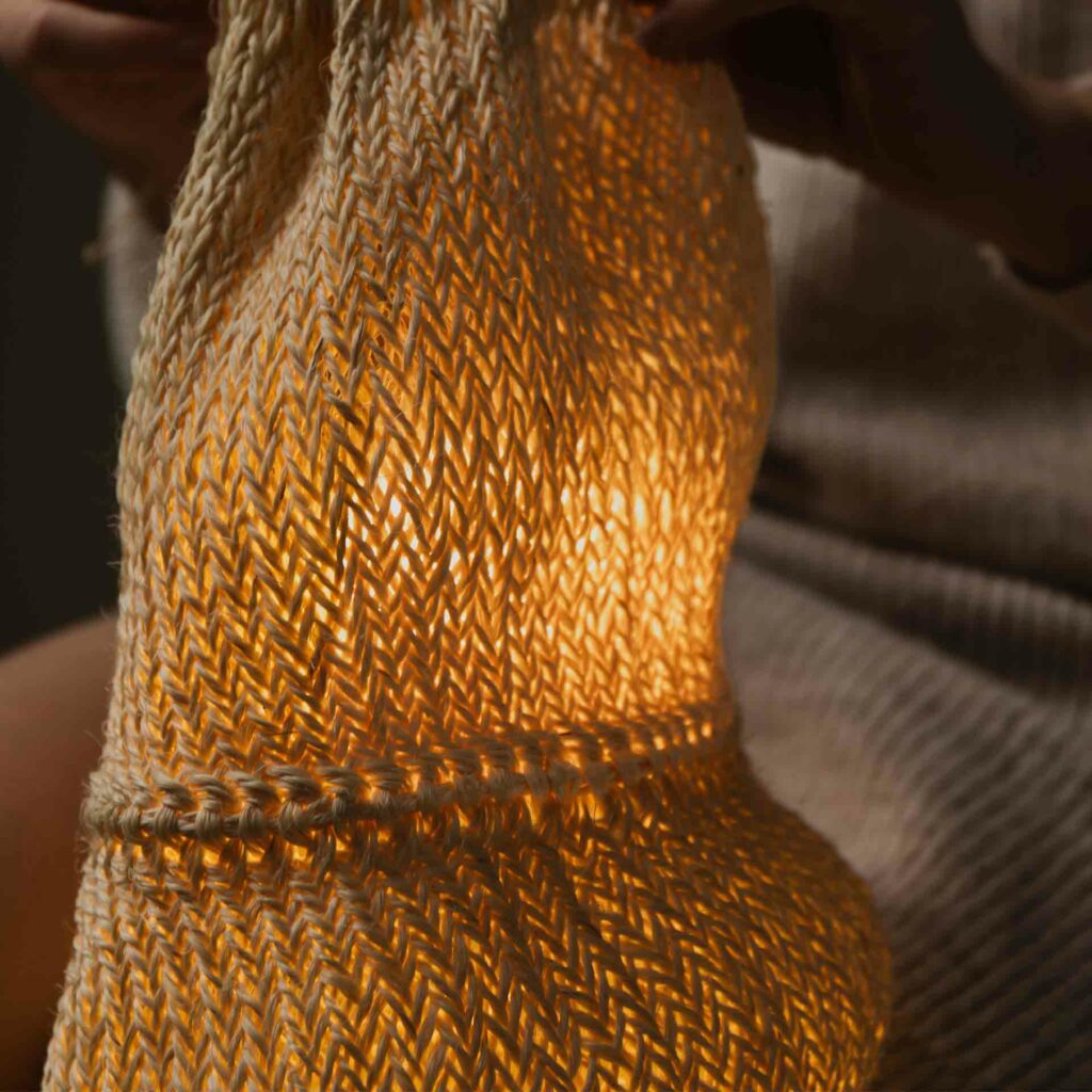 Coccola lámpara realizada a mano en telar manual portable con bombilla recargable y cargador Let's Pause