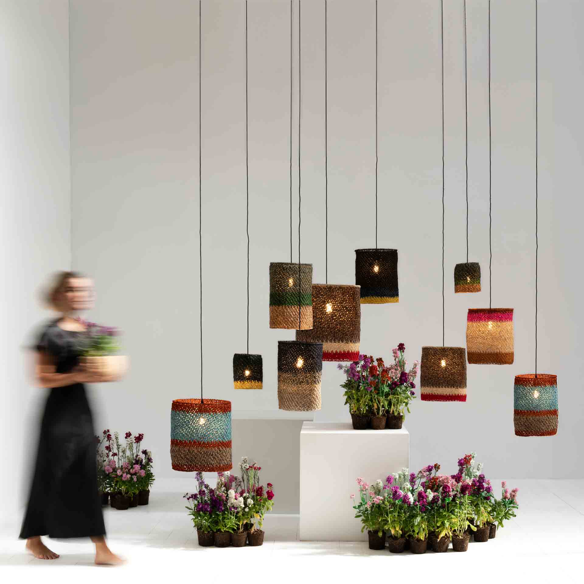 collection of hand-woven lighting draws inspiration from hummingbirds’ colourful feathers colección de lámparas artesanales de Let’s Pause está inspirada en el colorido plumaje de los colibrís