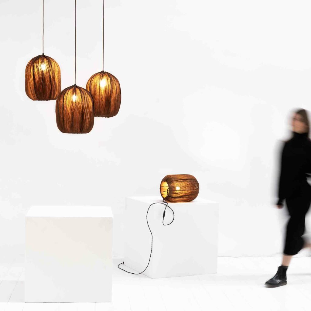 lámpara de sobremesa Couro Table en cuero vegetal cosida a mano. Una hoja totalmente orgánica de procedencia no animal, flexible y traslúcida. Este material es un ejemplo de reutilización de un elemento que la Naturaleza deja en desuso, y le damos una vuelta de tuerca a la sostenibilidad