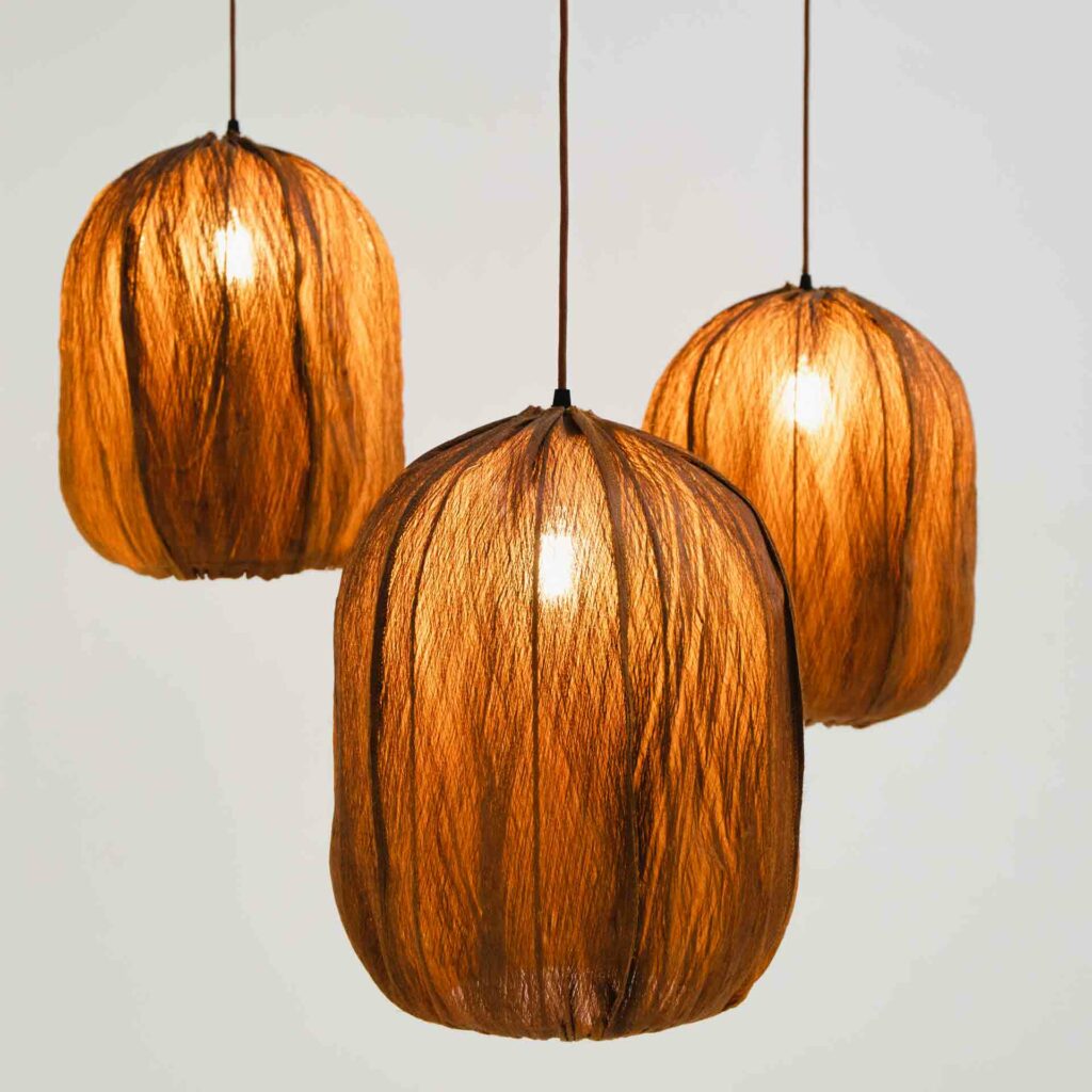 lámpara de techo Couro Pod en cuero vegetal cosida a mano. Una hoja totalmente orgánica de procedencia no animal, flexible y traslúcida. Este material es un ejemplo de reutilización de un elemento que la Naturaleza deja en desuso, y le damos una vuelta de tuerca a la sostenibilidad