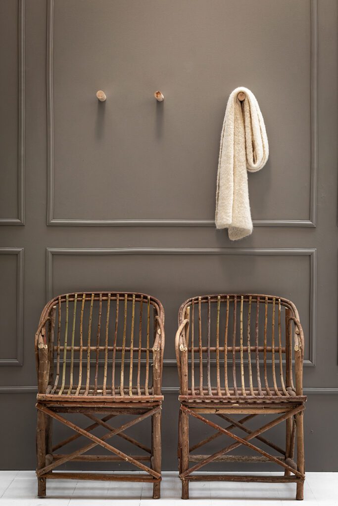 Muebles de diseño artesanales enraizados en la naturaleza 