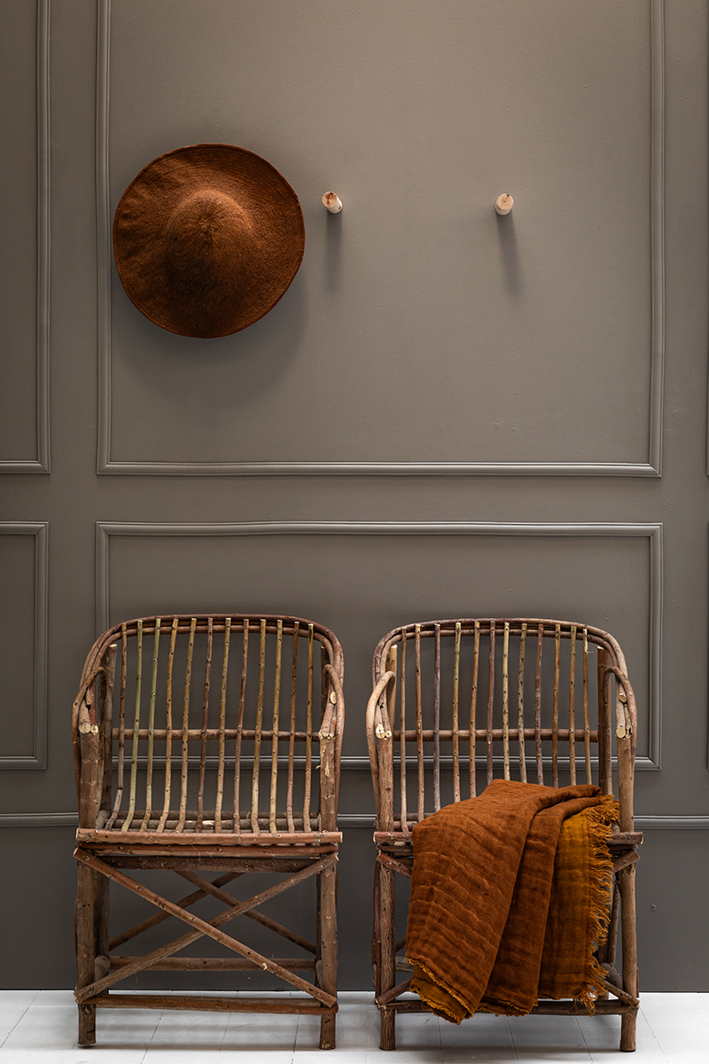 Muebles de diseño artesanales enraizados en la naturaleza 