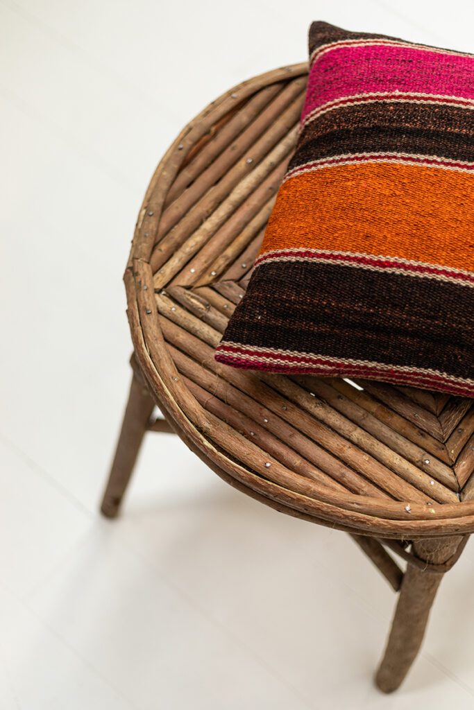 Muebles de diseño artesanales enraizados en la naturaleza 