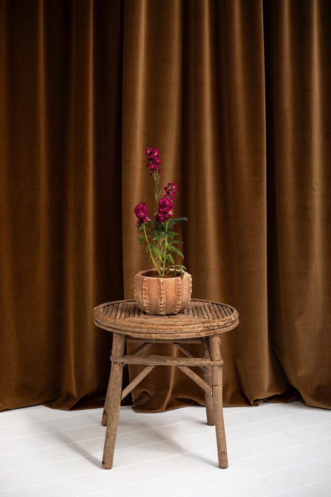 Muebles de diseño artesanales enraizados en la naturaleza