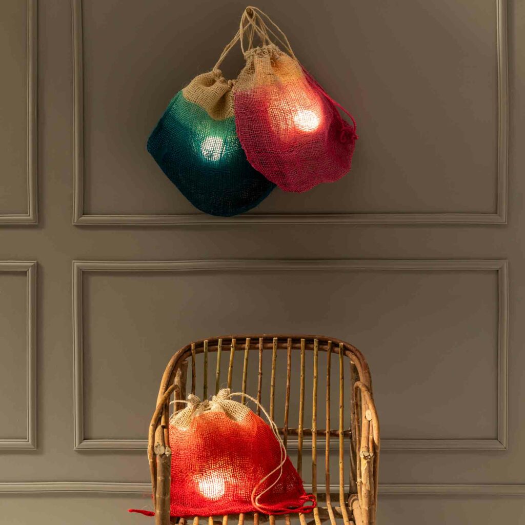 Lámpara mochila Firefly tejida en telar manual en acabado fucsia y verde Backpack lamp woven with handloom in fucsia and green finish Let's Pause