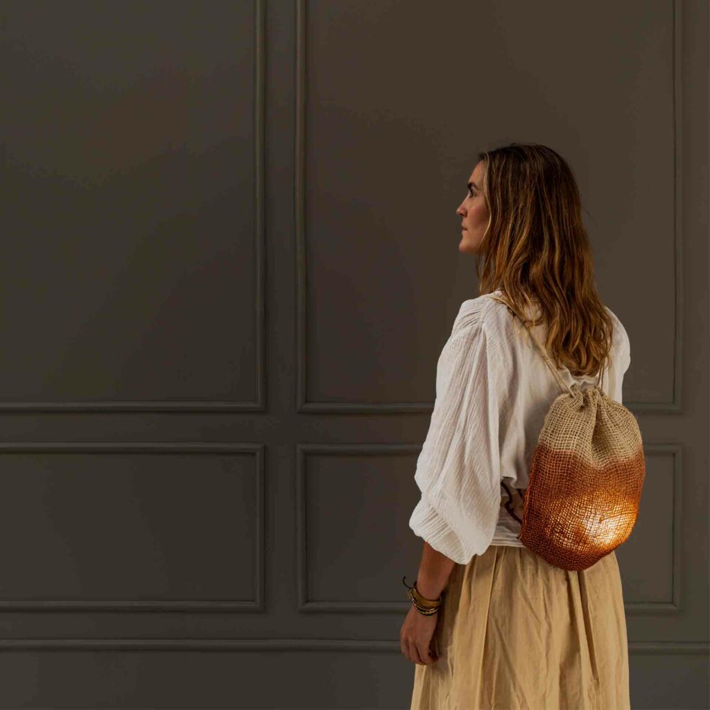 Lámpara mochila Firefly tejida en telar manual en acabado teja Backpach lamp woven with handloom in terracotta finish Let's Pause