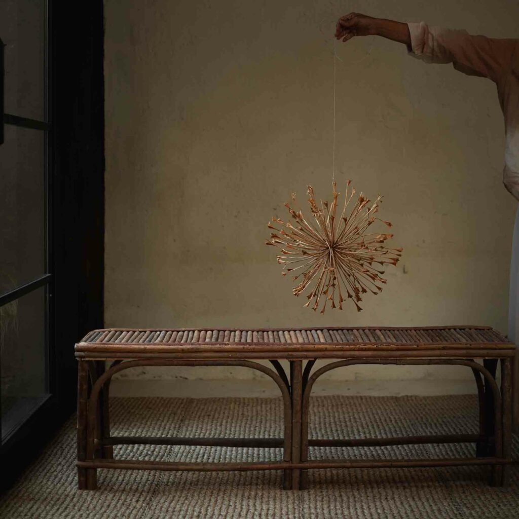 Muebles de diseño artesanales enraizados en la naturaleza