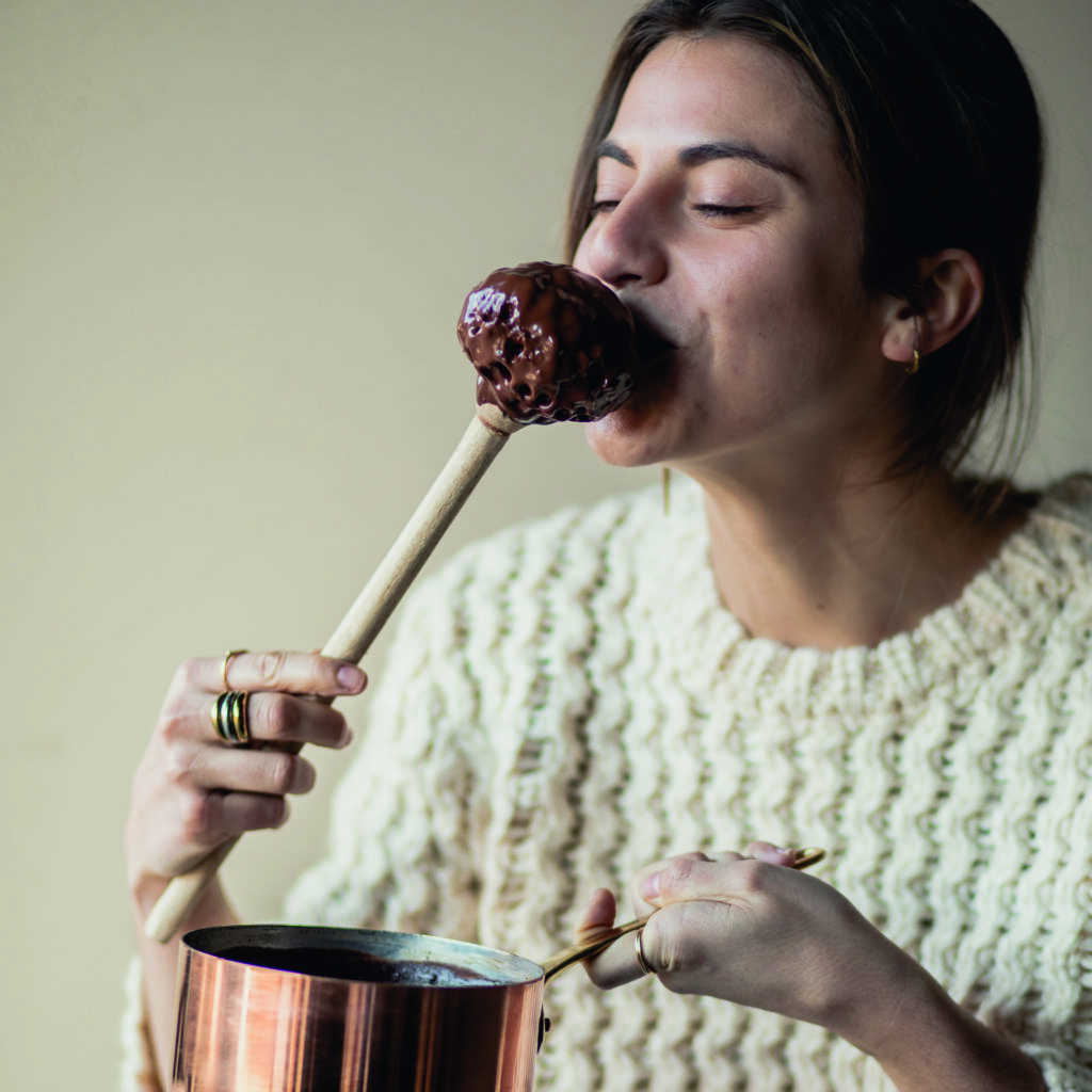 Molinillo de cacao de aspecto natural , proviene de la flor del magnolio. Extraordinariamente decorativo, que puedes colocar en un jarrón, en una cesta o reposando en el centro de tu mesa. Cuando estés en la cocina, tu molinillo Molaris es la herramienta secreta para batir el chocolate y darle una textura esponjosa, delicada y perfecta.