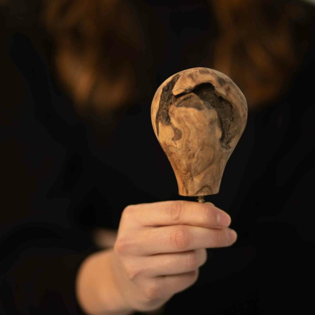 Colgador de forma irregular de raíz de olivo silvestre, propio del mediterraneo. Aporta a la decoración un toque silvestre y salvaje de la Naturaleza y puede encajar en todo tipo de estilos.