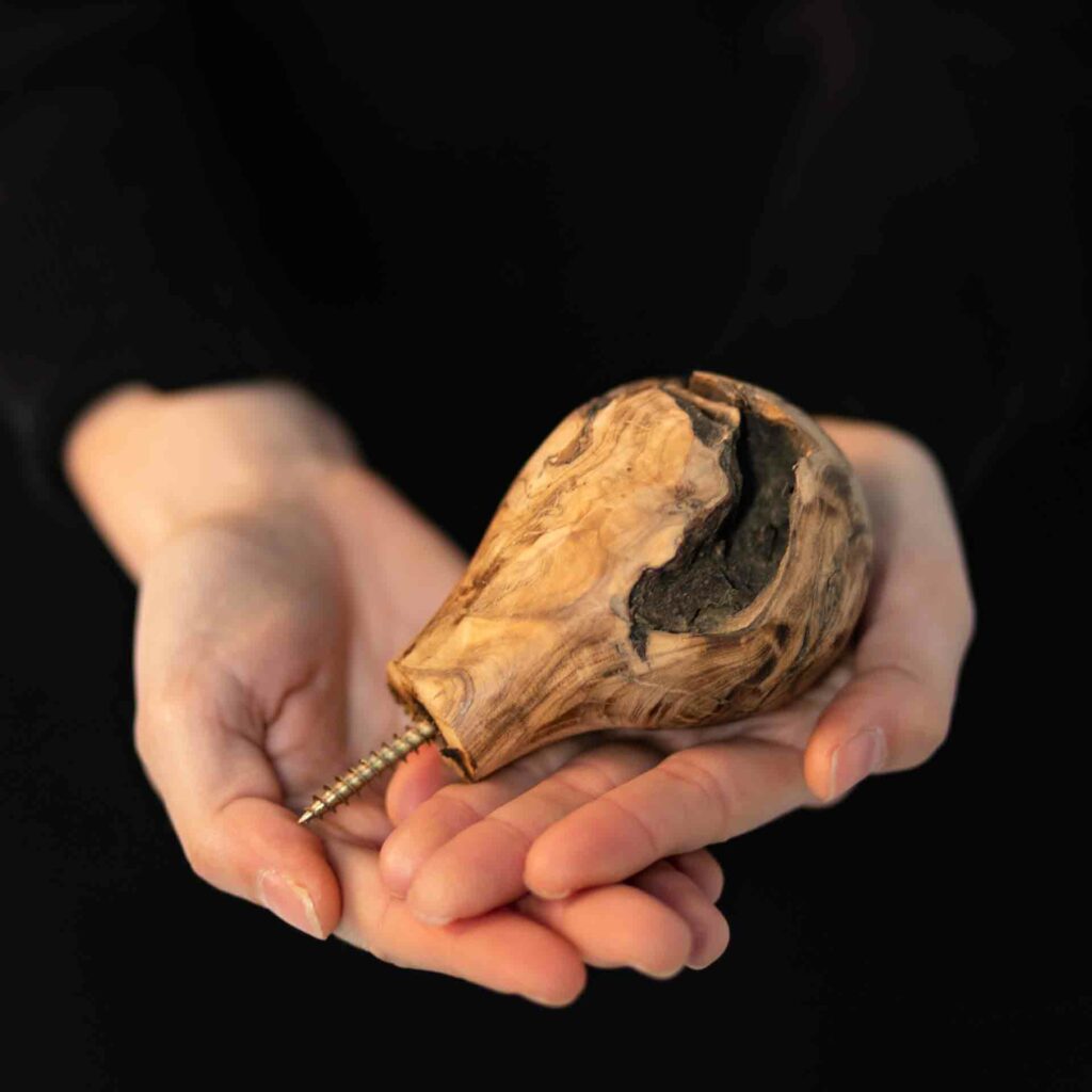 Colgador de forma irregular de raíz de olivo silvestre, propio del mediterraneo. Aporta a la decoración un toque silvestre y salvaje de la Naturaleza y puede encajar en todo tipo de estilos.